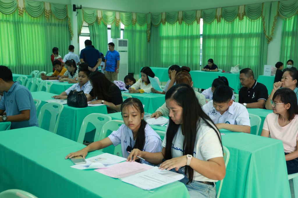 ข่าว มอบตัวนักเรียนโครงการห้องเรียนพิเศษวิทย์-คณิต ม.1