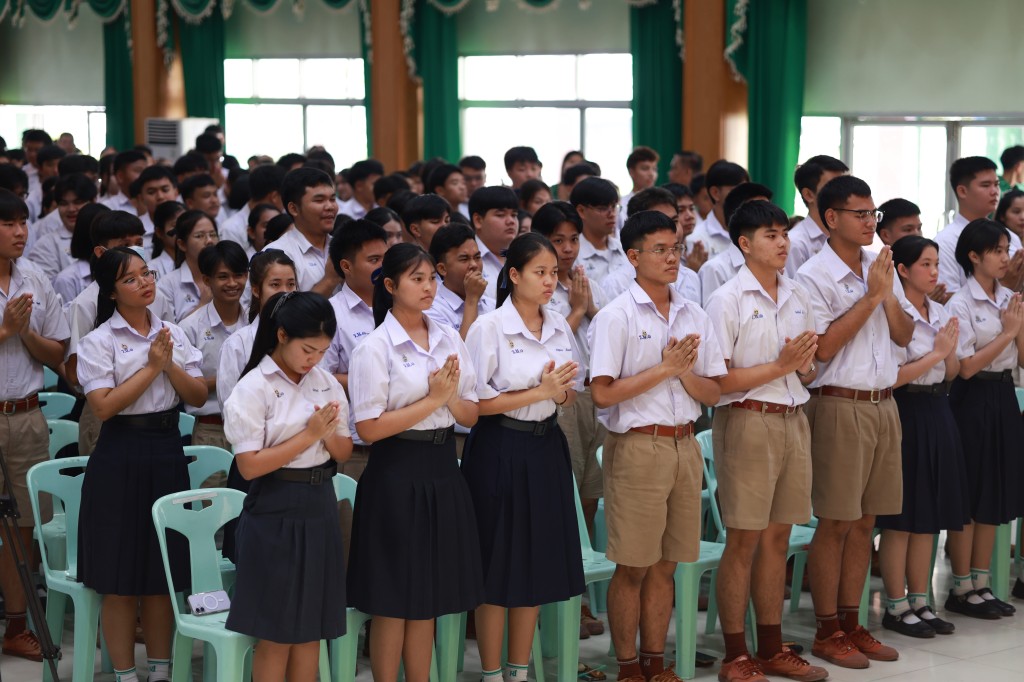 ข่าว พิธีมอบประกาศนียบัตรให้แก่นักเรียนชั้นมัธยมศึกษาปีที่ ๓ และ ๖