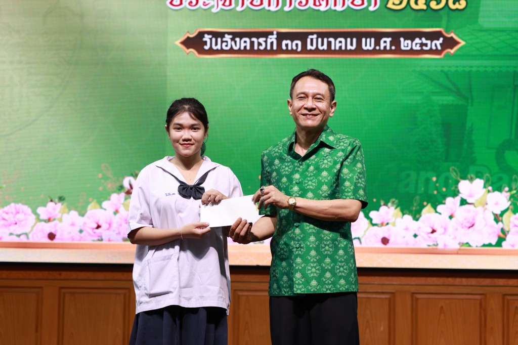ข่าว พิธีมอบประกาศนียบัตรให้แก่นักเรียนชั้นมัธยมศึกษาปีที่ ๓ และ ๖