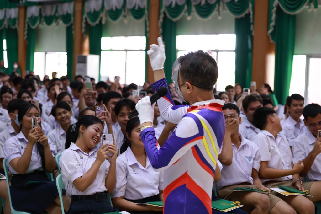 ข่าว พิธีมอบประกาศนียบัตรให้แก่นักเรียนชั้นมัธยมศึกษาปีที่ ๓ และ ๖